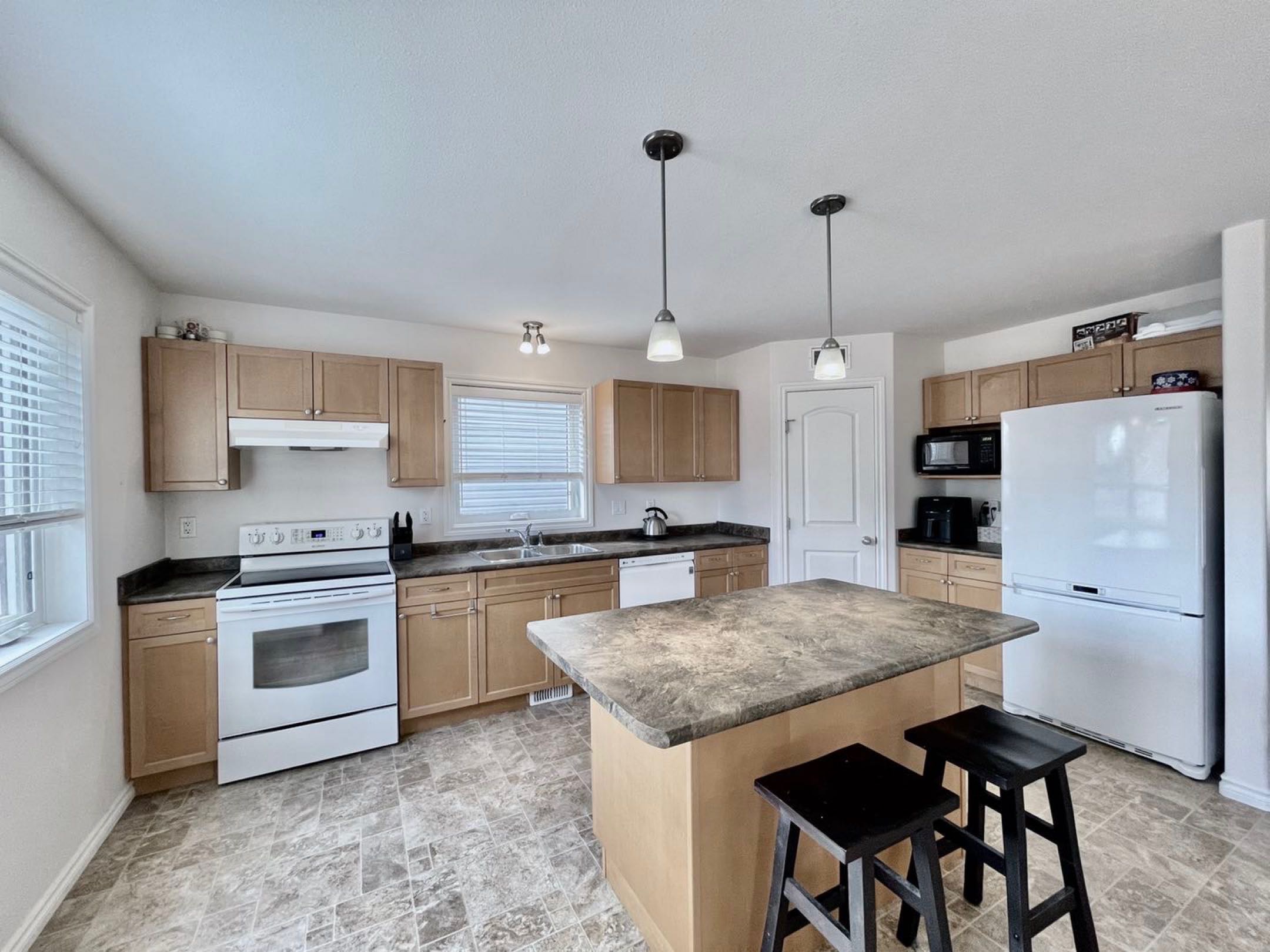 林与唐地产，Stonebridge社区 近沃尔玛商圈，斜对公园、湖的2层独栋出售，1463尺，3房2.5卫，分体双车库，占地3867尺，西人一手业主，挂牌价$39.9万； - 5