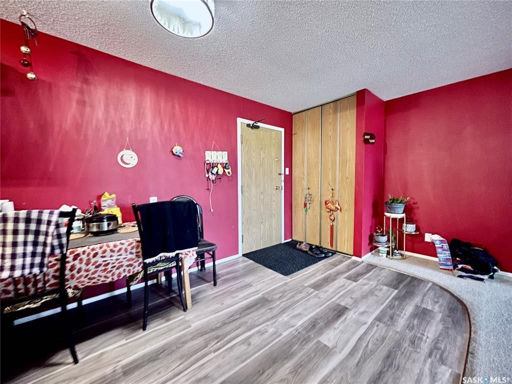 【萨屯房源】Wildwood社区公寓出售，831尺平层，2房1卫，套内洗衣房，阳台带储藏室，公寓楼背靠绿地，挂牌价仅：$128,800  - 4