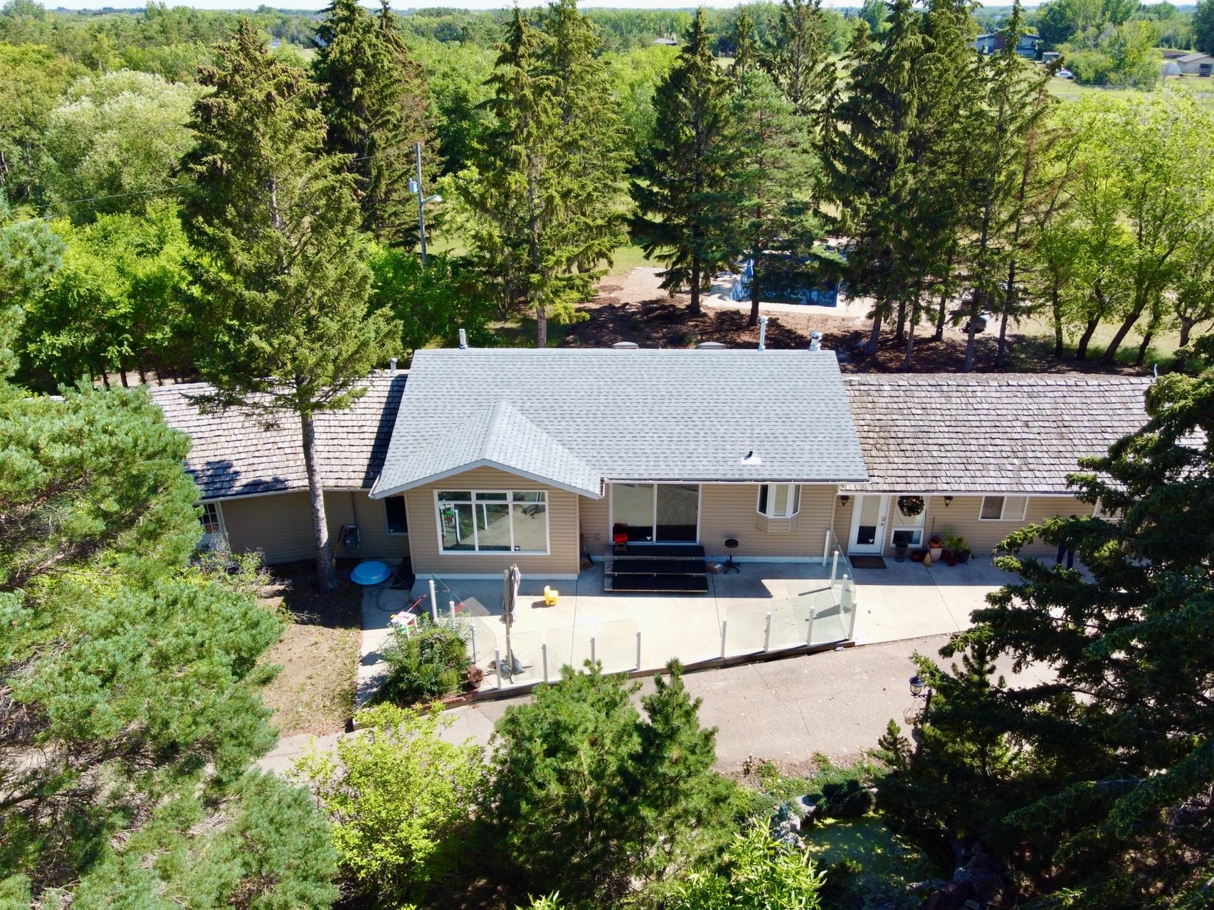 毗邻Stonebrige社区，9.07 Acres占地，1900尺的大平层出售，4房3卫四车库，近五年花费约$10万刀装修升级，挂牌价：$120万