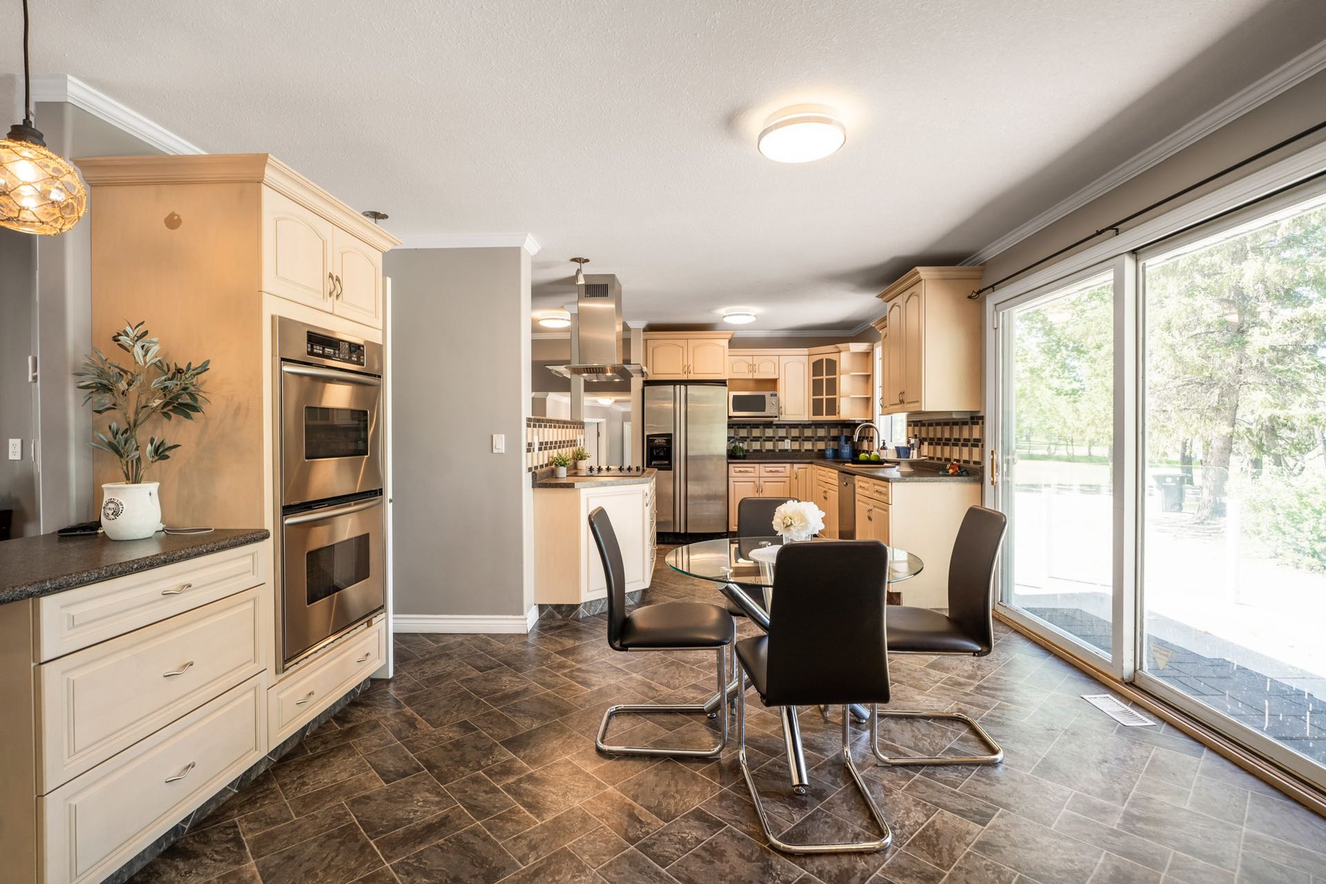 毗邻Stonebrige社区，9.07 Acres占地，1900尺的大平层出售，4房3卫四车库，近五年花费约$10万刀装修升级，挂牌价：$120万 - 6