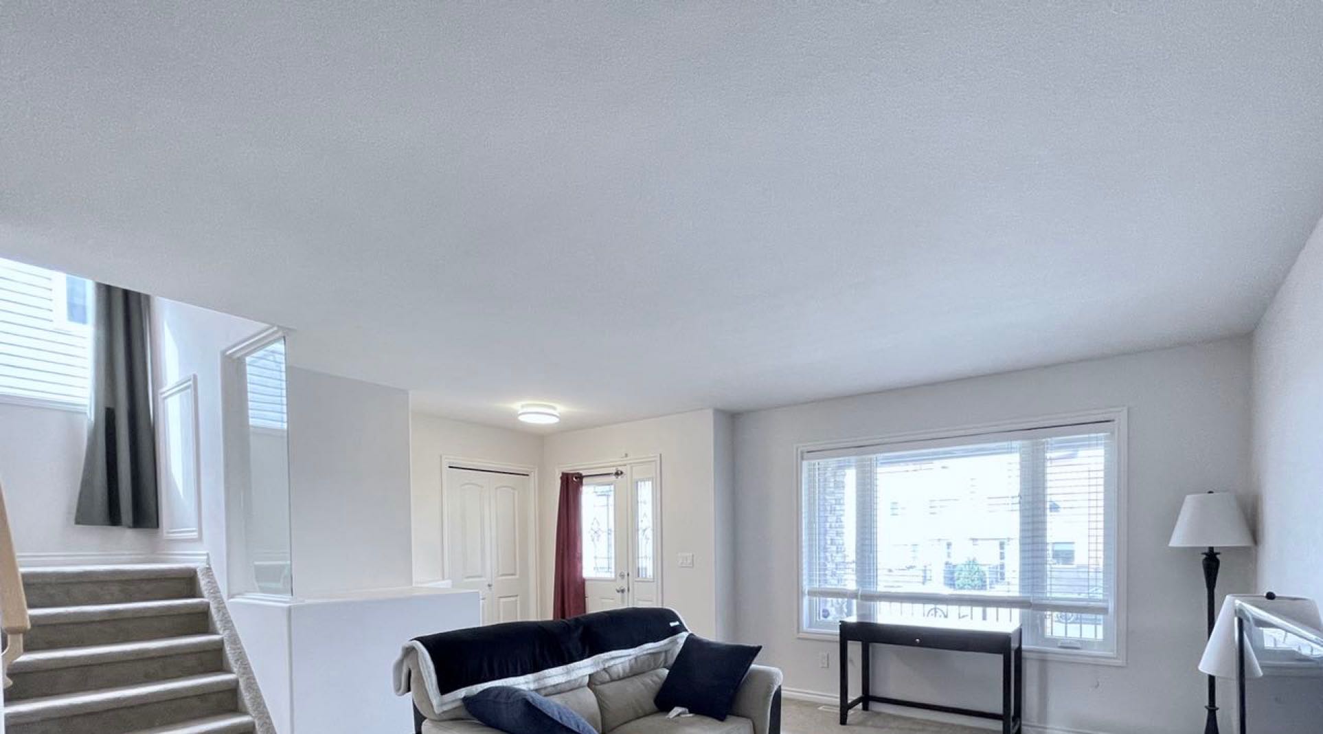 林与唐地产，Stonebridge社区 近沃尔玛商圈，斜对公园、湖的2层独栋出售，1463尺，3房2.5卫，分体双车库，占地3867尺，西人一手业主，挂牌价$39.9万； - 2