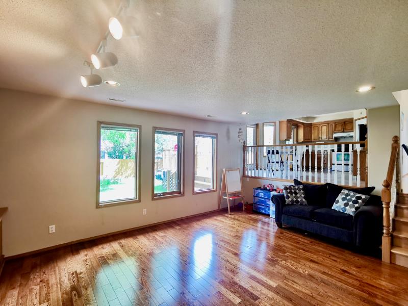 林与唐地产：Lakeridge社区近2000尺错层独立屋出售，5房3卫，挂牌价$46.5万 - 4