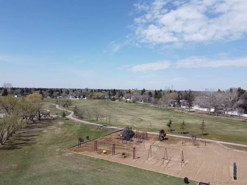 萨斯卡通Brevoort Park社区，新上市独栋挂牌出售！林与唐地产 - 9