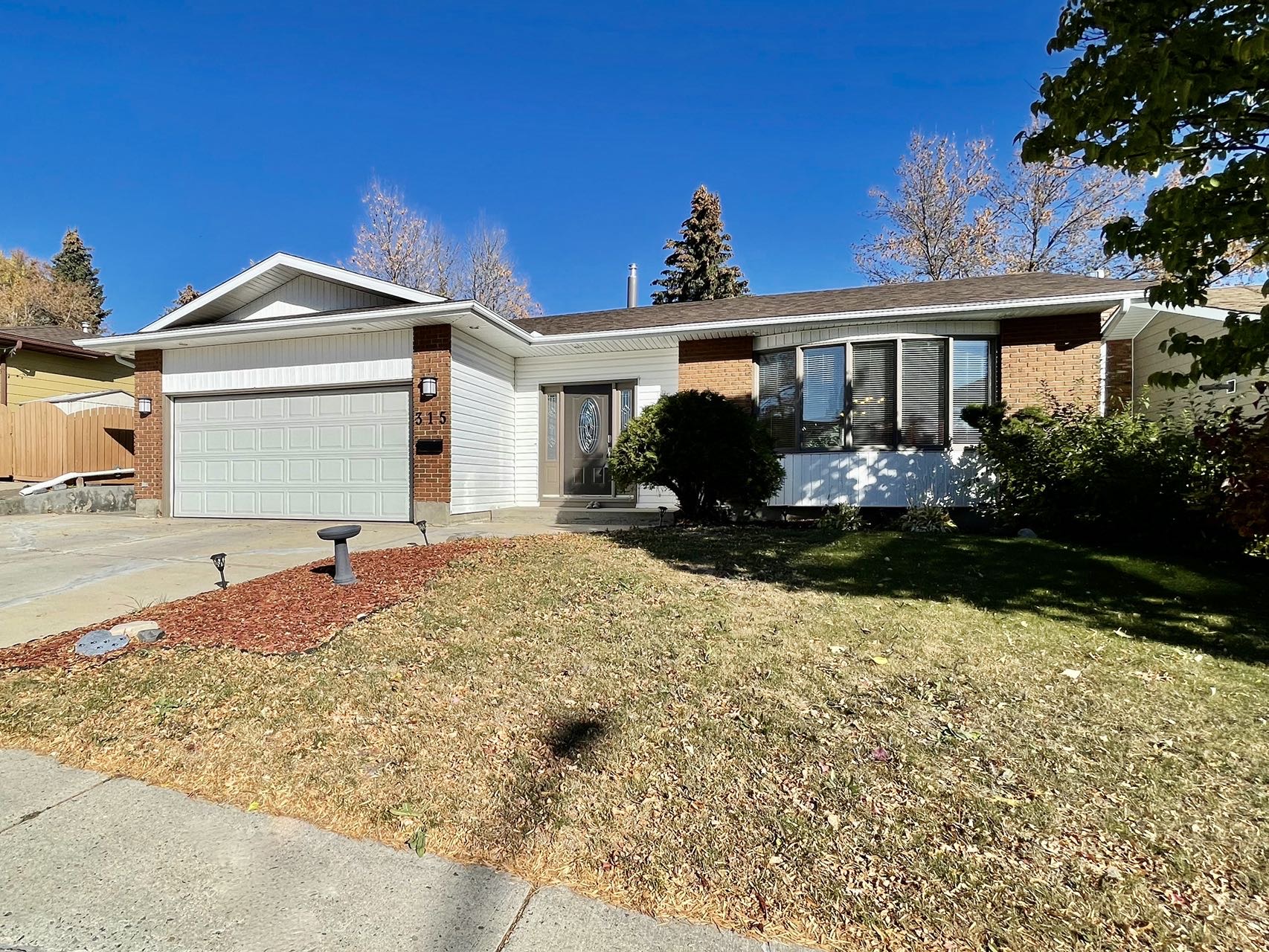 Lakeview社区，1581尺5房3卫大平层独立屋出售。 - 2