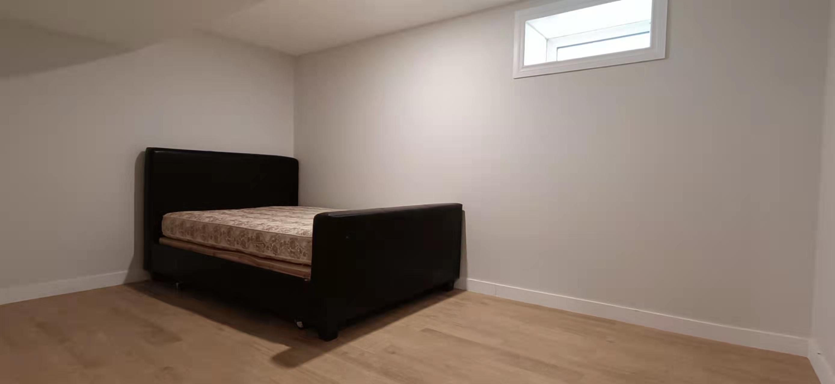 南边新装修地下室全新装修房间出租，分门出入 - 2