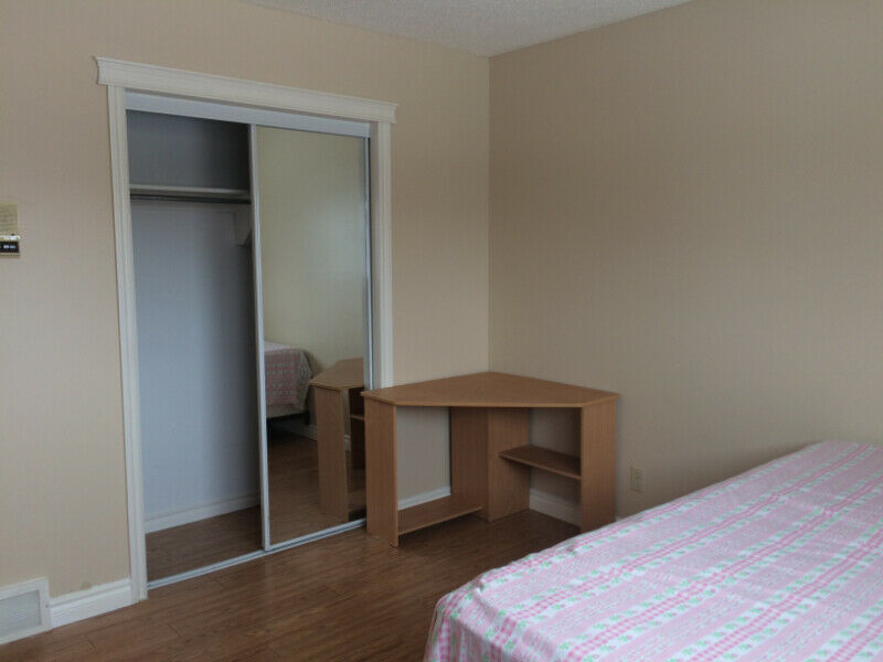 Market Mall 旁独立屋地上2个大卧室出租  - 2