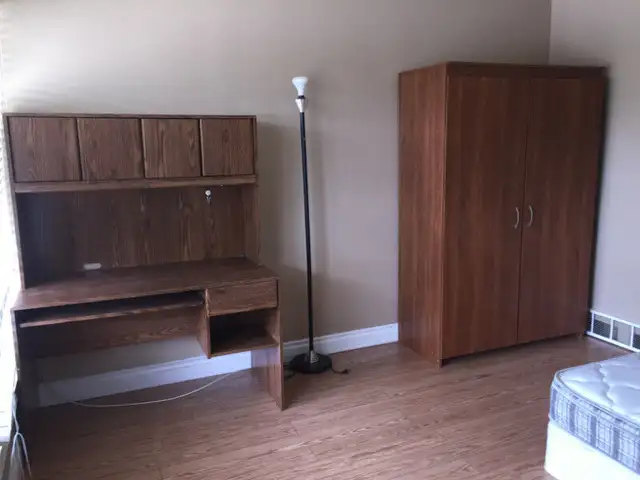 Market mall 旁，地上3间卧室出租全包