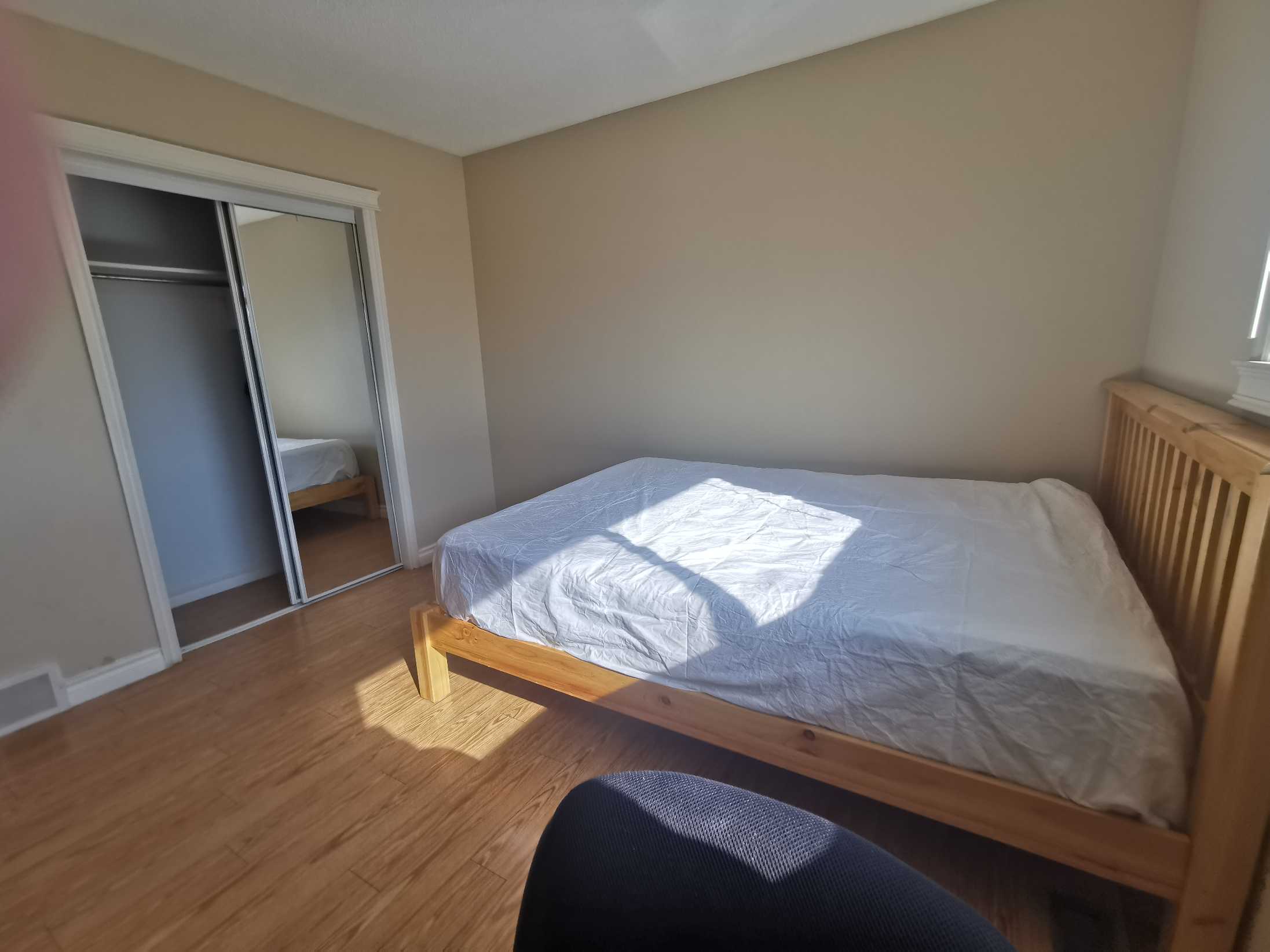 Market mall 旁，地上3间卧室出租全包 - 7