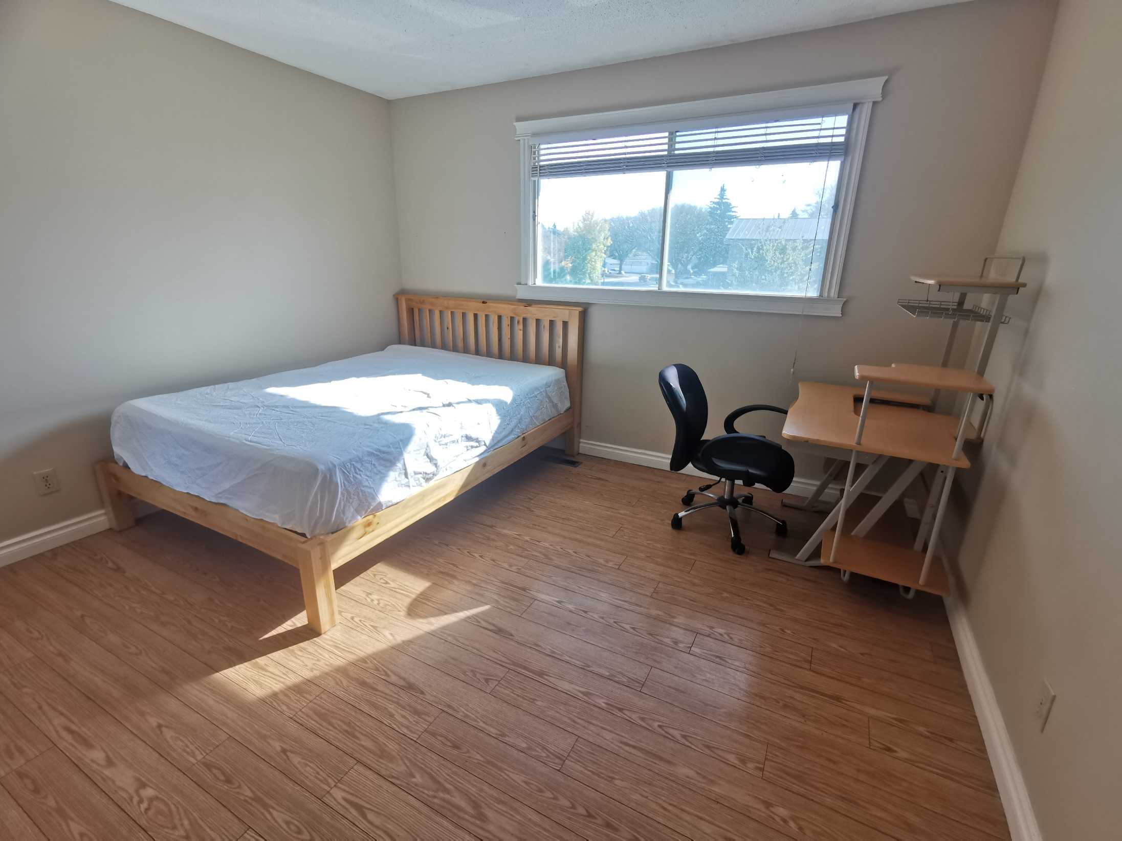 Market mall 旁，地上3间卧室出租全包 - 8