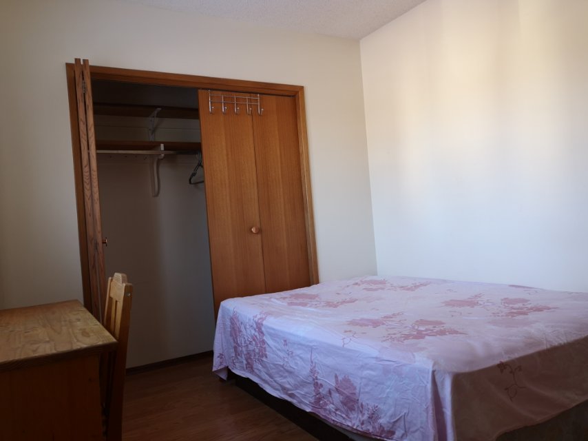 近8街  Evan Hardy 高中 楼上卧室出租 - 5