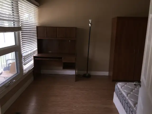 Market mall 旁，地上3间卧室出租全包 - 3