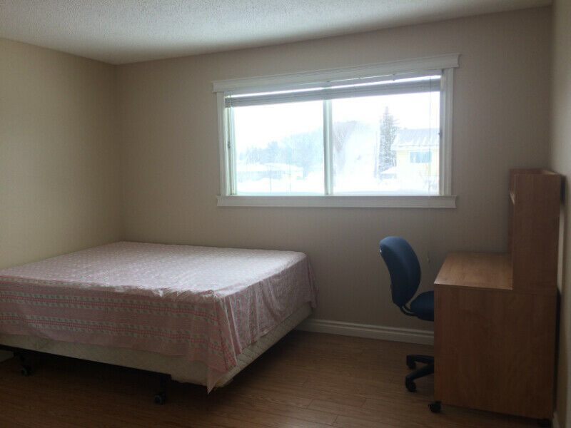 Market Mall 旁独立屋地上2个大卧室出租 