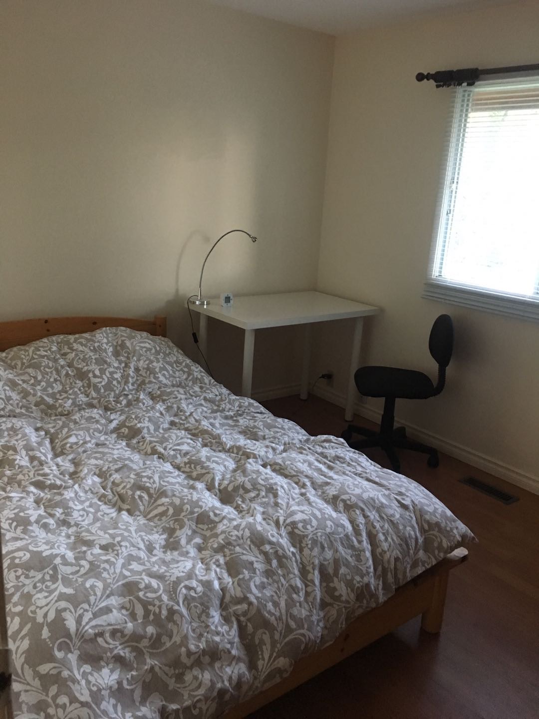 地铁附近女生house出租$500全包 - 7