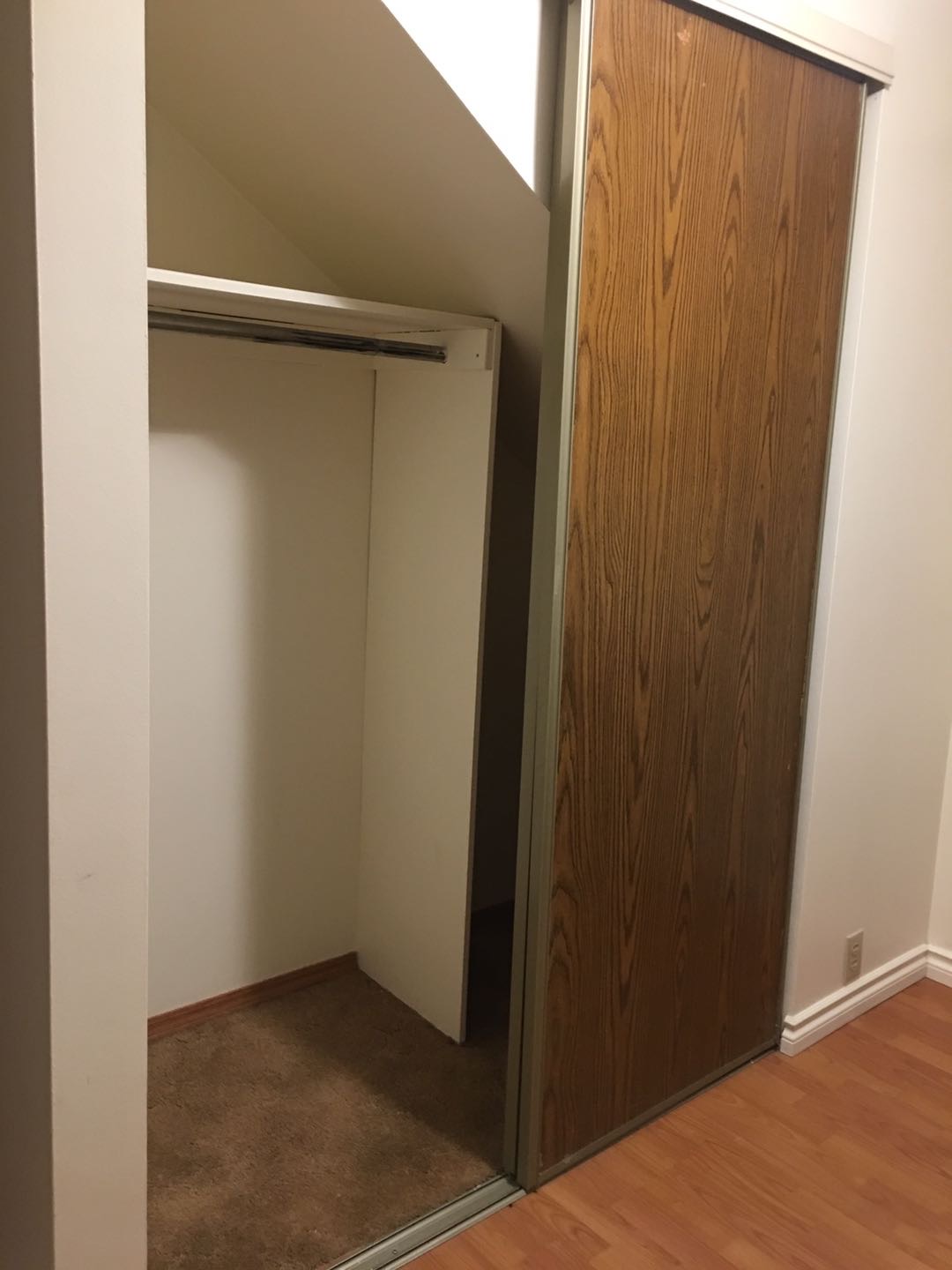 地铁附近女生house出租$500全包 - 4