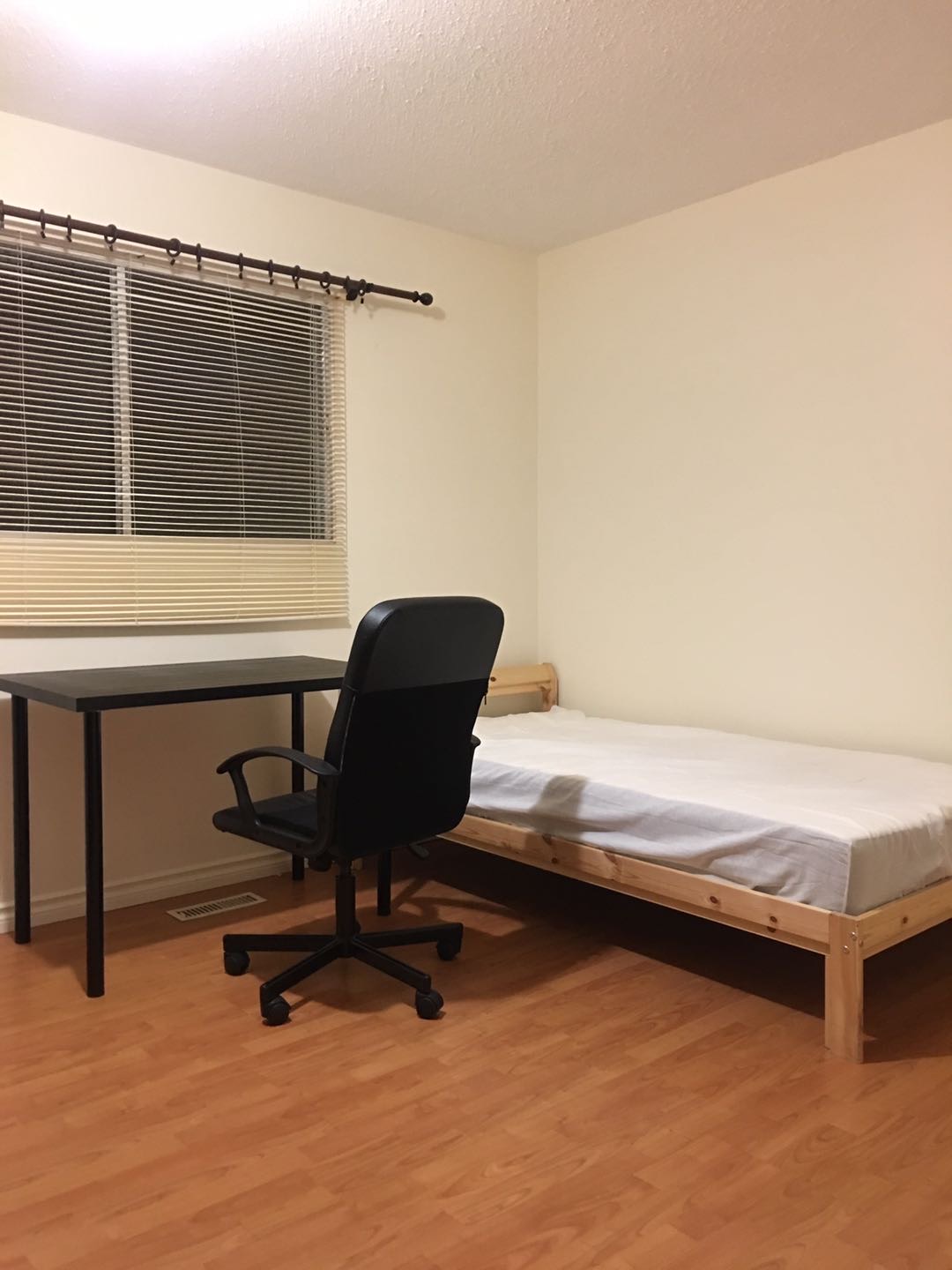 地铁附近女生house出租$500全包 - 3