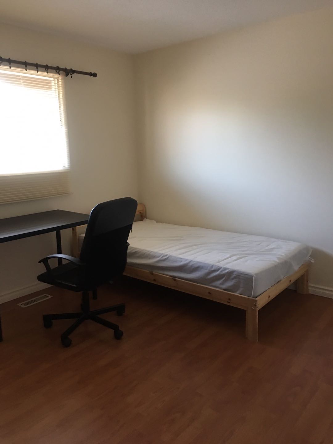 地铁附近女生house出租$500全包 - 5