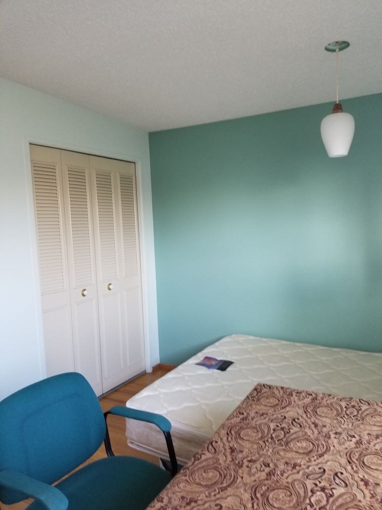 72 AVE NW 楼上有房出租 - 2