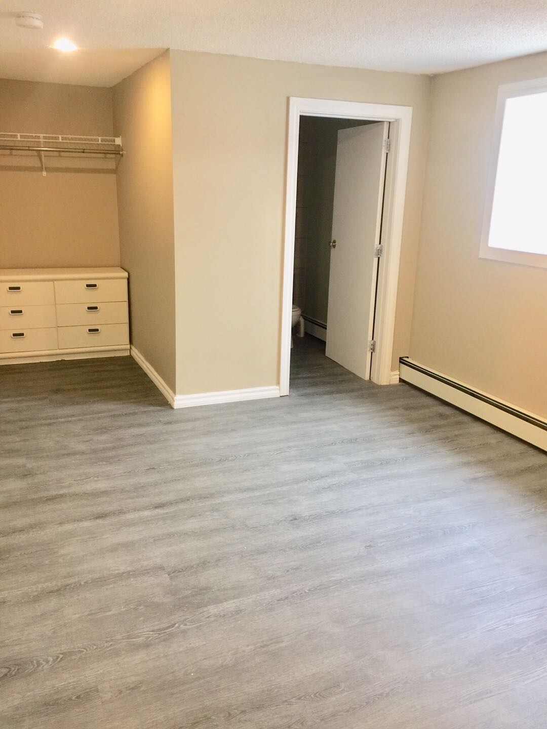 中央街54Ave 新装修大窗户3室一厅两全侧walkout basement - 7