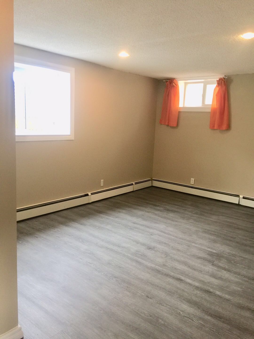 中央街54Ave 新装修大窗户3室一厅两全侧walkout basement