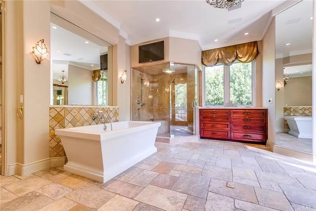 八街center mall附近一室一厅独立卫浴和厨房，拎包入住