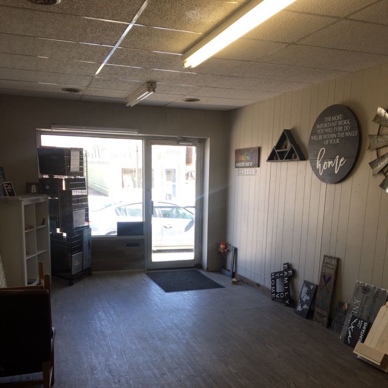 North Battelford小城市主街商铺优惠出租或出售 - 3