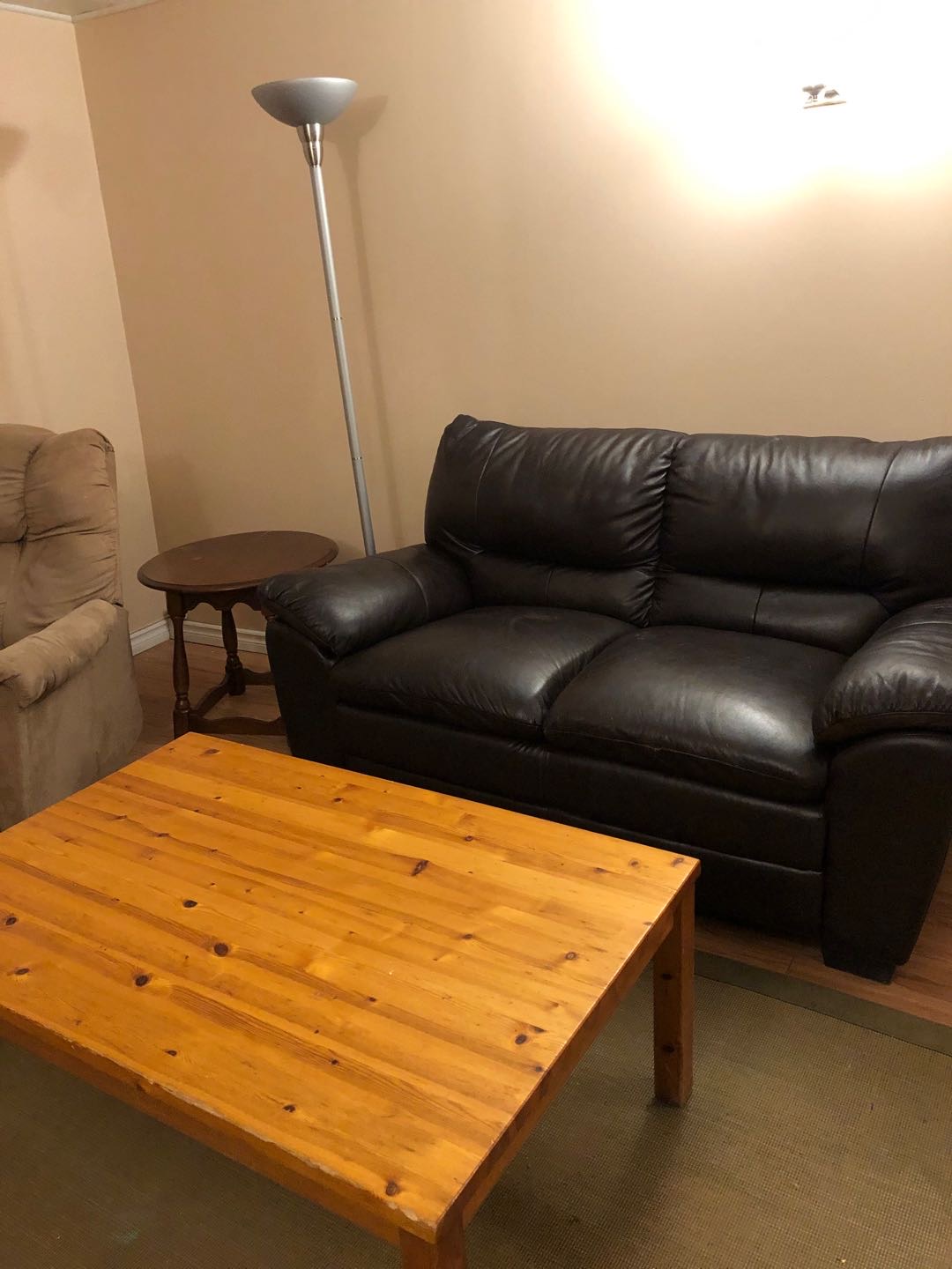 8街，Superstore 附近地下室出租