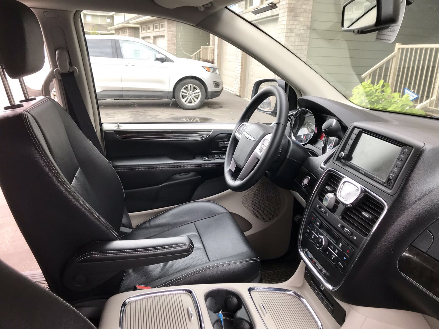 2016 Chrysler Town & Country Touring-L - 8