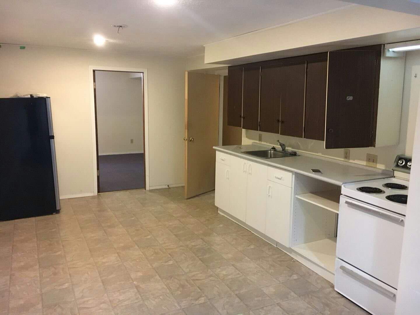 半地下室出租，独立卫生间 独立厨房8街附近