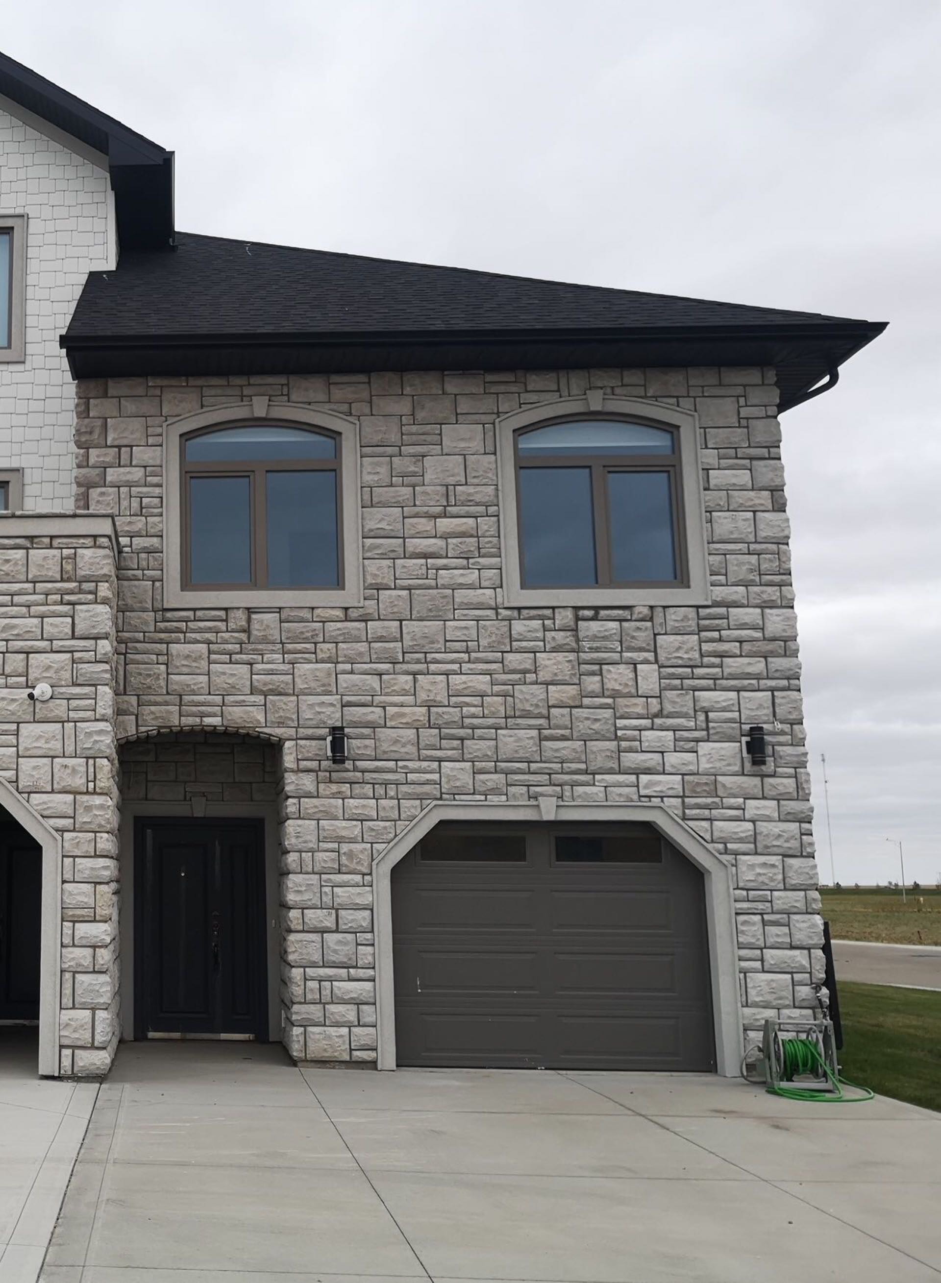 Dundurn近黑带湖 全新2卧2卫Townhouse 出租