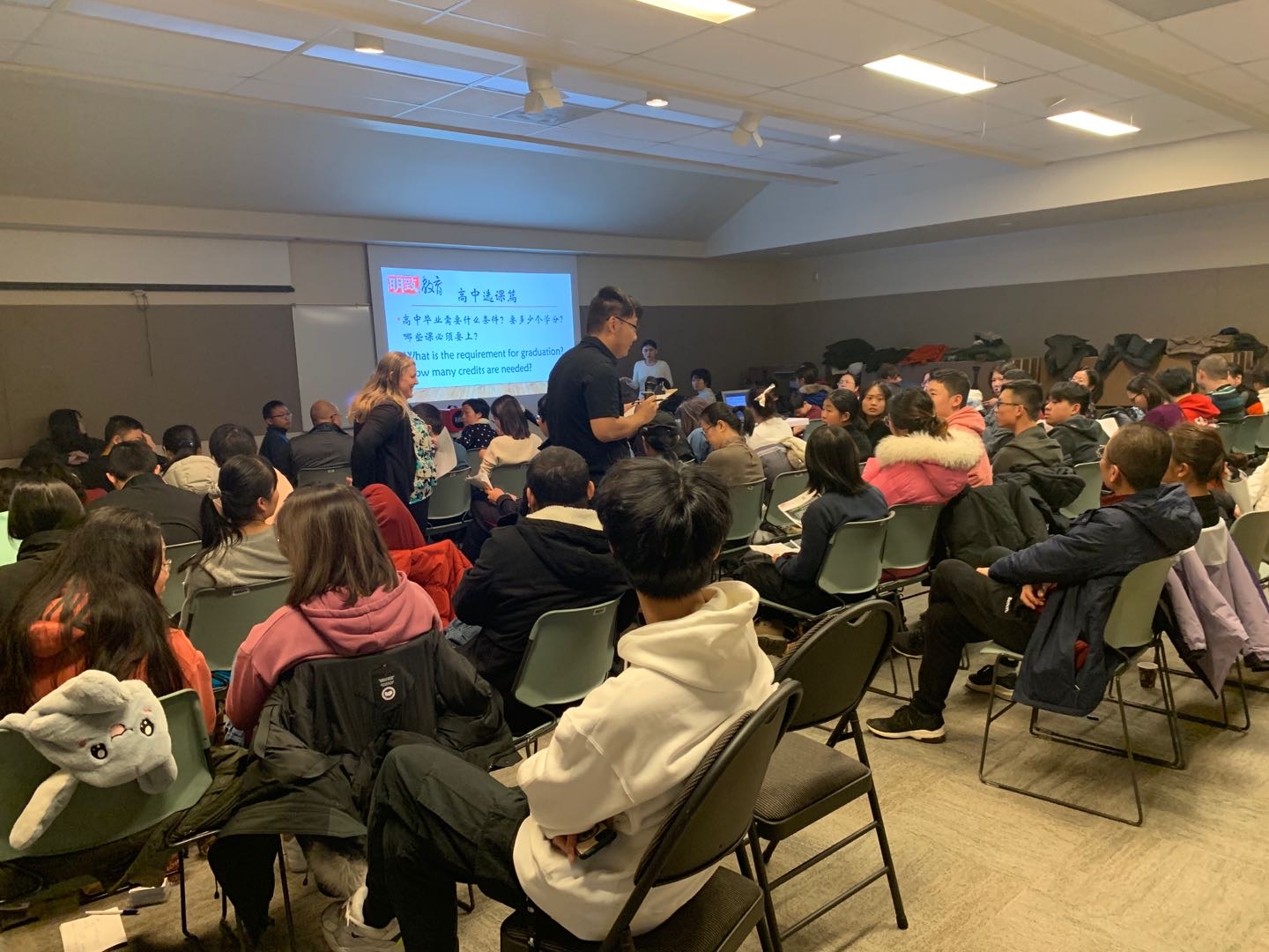 明致教育现场直播讲座：高中面面观
新学期伊始，高中学子在紧张的学习之余，应积极规划高中学习和大学申请的路线规划，做到未雨绸缪，而小学高年级的家长们也应该为孩子作出正确的地域、学校选择和路径规划，做到有的放矢，而每年的春季学习又是萨屯学子规划未来学习计划和路径的黄金阶段。由此，萨屯明致教育特为广大萨屯家长学生朋友带来纯公益纯线场直播讲座：萨屯高中面面观。